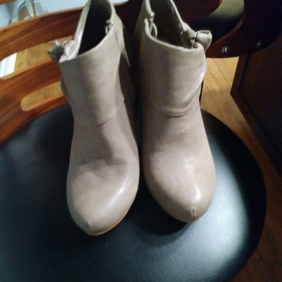 Practically New, worn once,Excellent condition - Picture 2 of 7